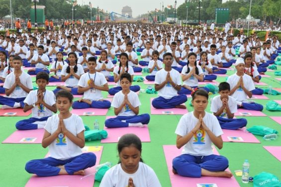 International Yoga Day 2015 in New Delhi. Von Narendra Modi - International Yoga Day, CC BY-SA 2.0